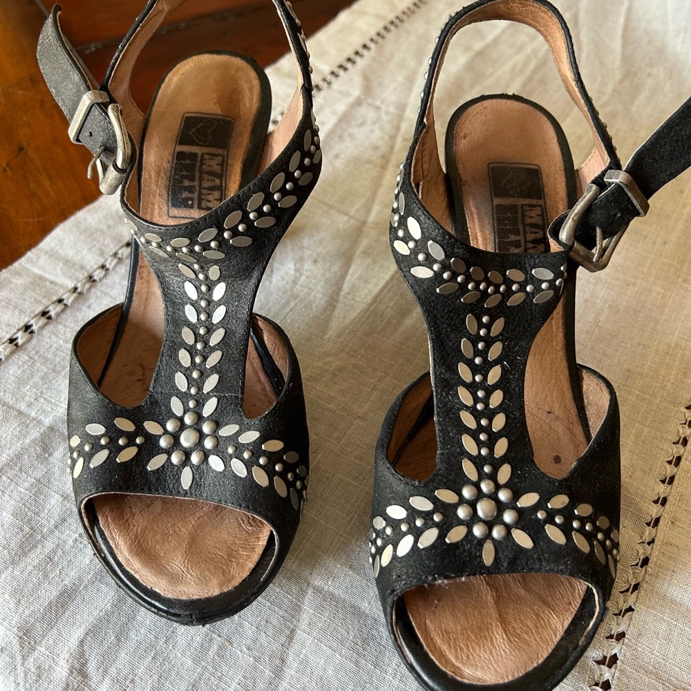 Black and White Platform Sandals with Elegant T-Strap Design